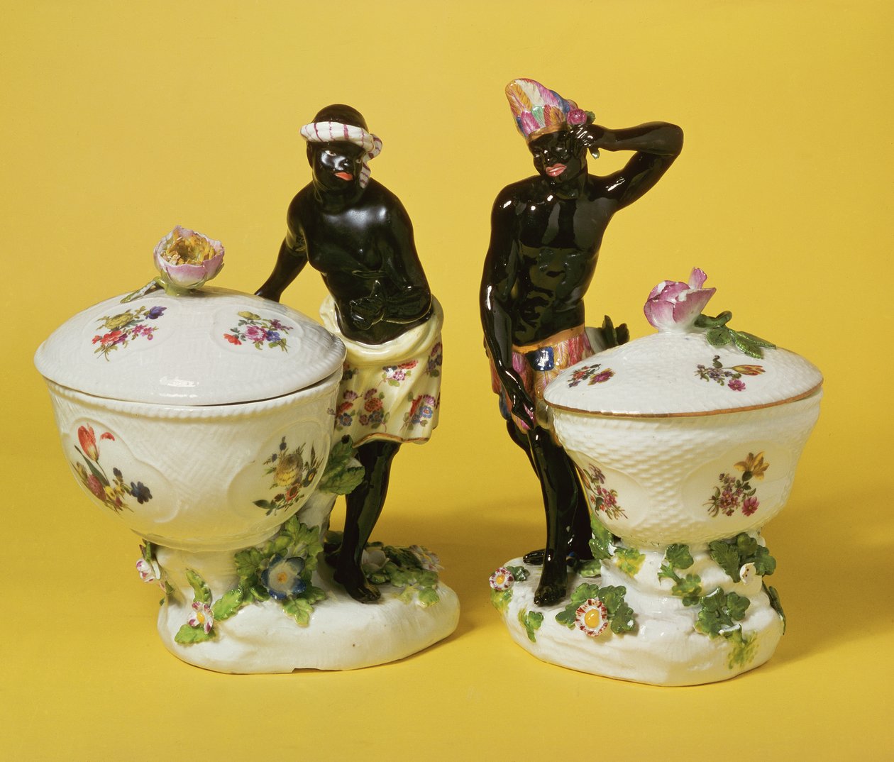 Två Meissen blackamoors stående vid sötkorgar och överdrag, 1741 (porslin) av Johann Friedrich Eberlein