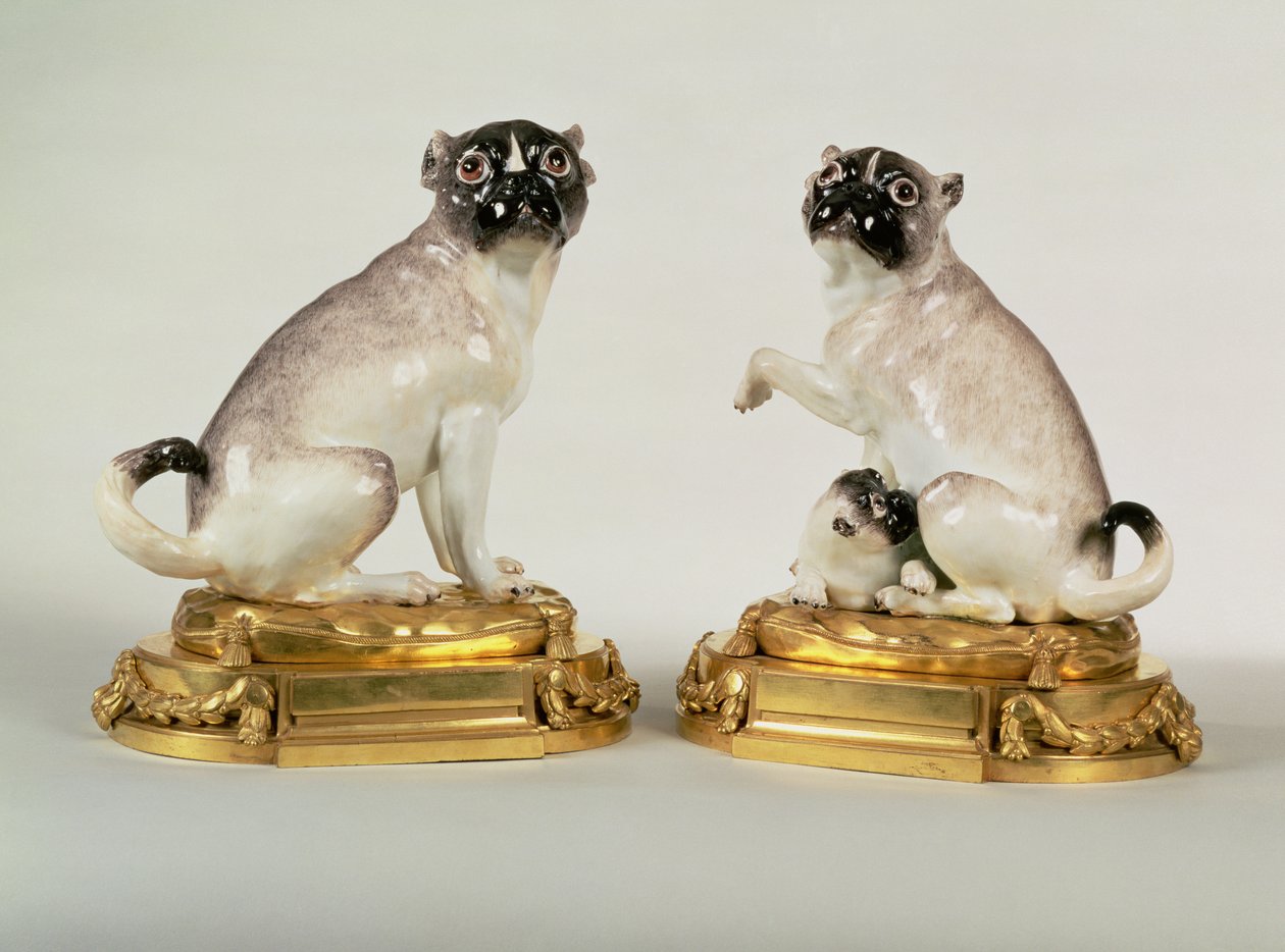 Ett par Meissen-porcelänsfigurer av mopshundar monterade i Louis XVI-orminolu, ca 1750 (porslin) av Johann Joachim Kaendler
