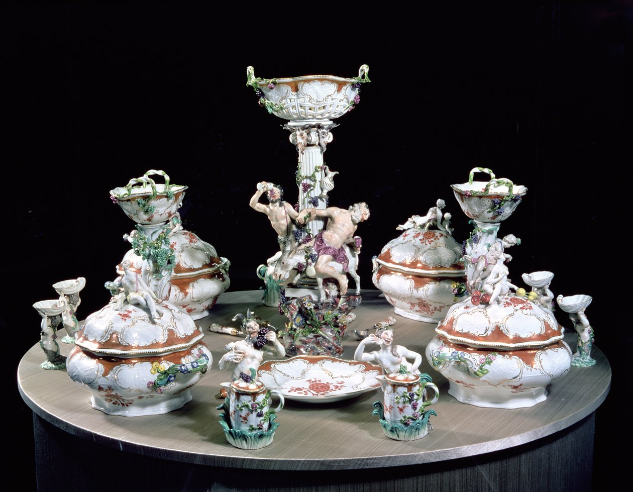 Del av en Meissen-servis beställd av Fredrik den store för general von Mollendorf, dekorerad med satyrfigurer och Silenus samt en åsna, 1761 (porslin). av Johann Joachim Kaendler