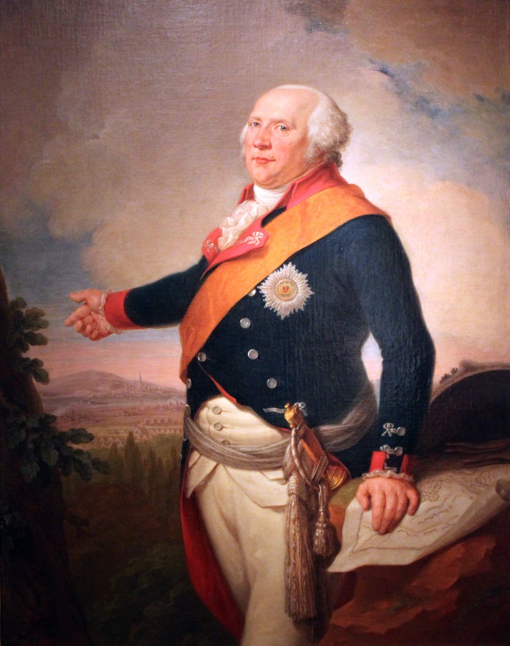 Porträtt av kung Fredrik Vilhelm II av Preussen (1744-1797) med en stjärna av den preussiska Svarta örnen-orden, vänster hand vilande på en karta över Frankfurt, landskap med den preussiska armén i läger utanför Frankfurt av Johann Christoph Frisch