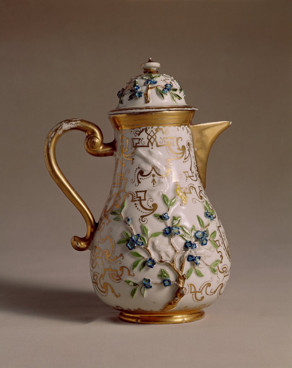 Kaffekanna, dekorerad med applicerad relief, Meissen, ca 1710 porslin av Johann Friedrich Bottger