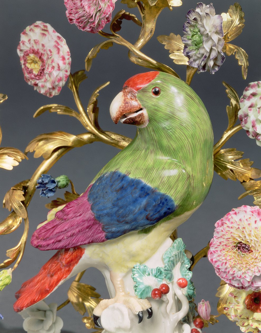 Detalj från ett par Ludvig XV tregrenade ormolu och Meissen papegojkandelaber, ca 1742 av Johann Joachim Kaendler