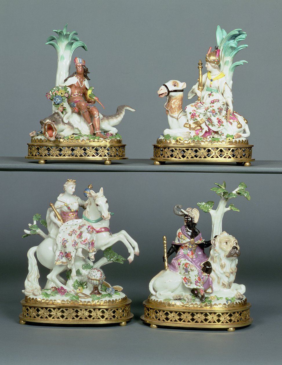 Fyra Meissen-grupper som representerar de fyra kontinenterna monterade med Louis XVI ormolu, modellerad av Johann Joachim Kandler (1706-75), mitten av 1700-talet av Johann Joachim Kaendler