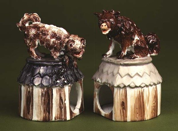 Meissons sällskapsfigurer: hund som sitter på en kennel och en terrier av Johann Joachim Kaendler