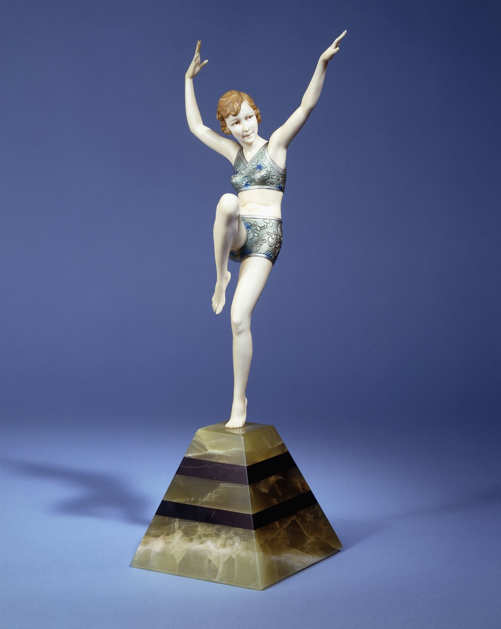 Beach Dancer, ca 1935 (rons och elfenben, kallmålad patina, grön och svart onyxbas) av Johann Philipp Ferdinand Preiss
