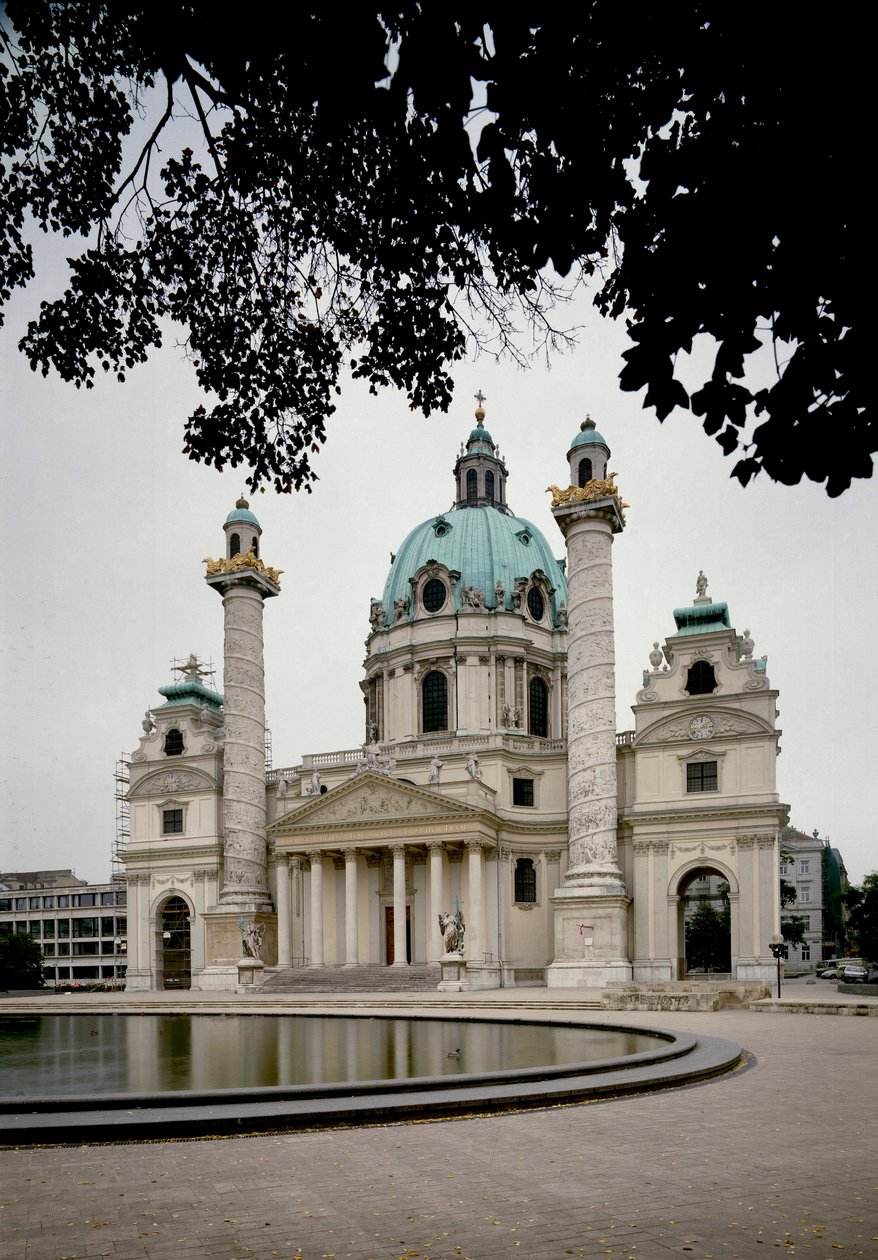 Utsikt över kyrkan St. Charles Borromee, byggd av arkitekten Johann Bernhard Fischer von Erlach (1656-1723) och färdigställd av hans son Joseph Emanuel. Wien, Österrike av Johann and Joseph  Fischer von Erlach