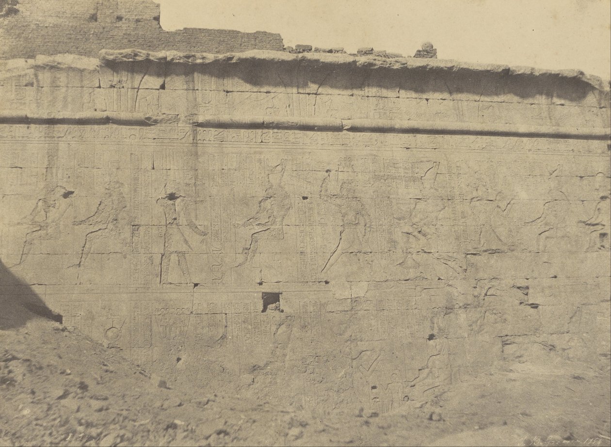 (Edfu, skulpturer och inskriptioner av inneslutningsväggens östra fasad) av John Beasly Greene