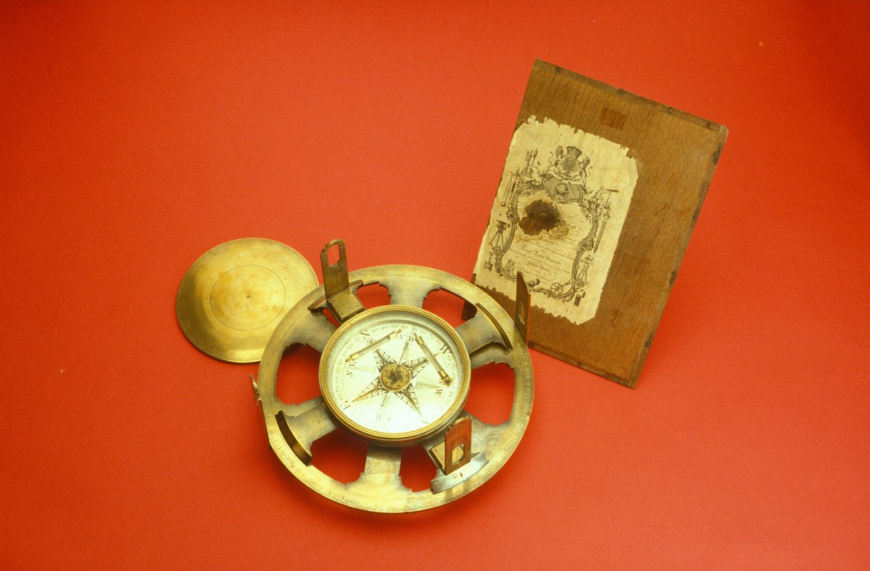 Vanlig teodolit med handelskort på insidan av fodrallocket, c.1780 (mässing) av John Bennett