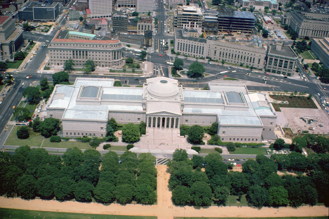 Flygfoto över National Gallery of Art West Building, färdigställd 1941 av John Russell Pope