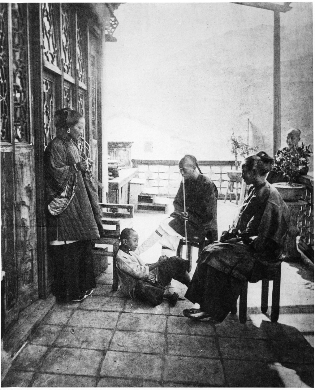 Efter middagen samlas på verandan i en kines hus, ca 1867-72 av John Thomson