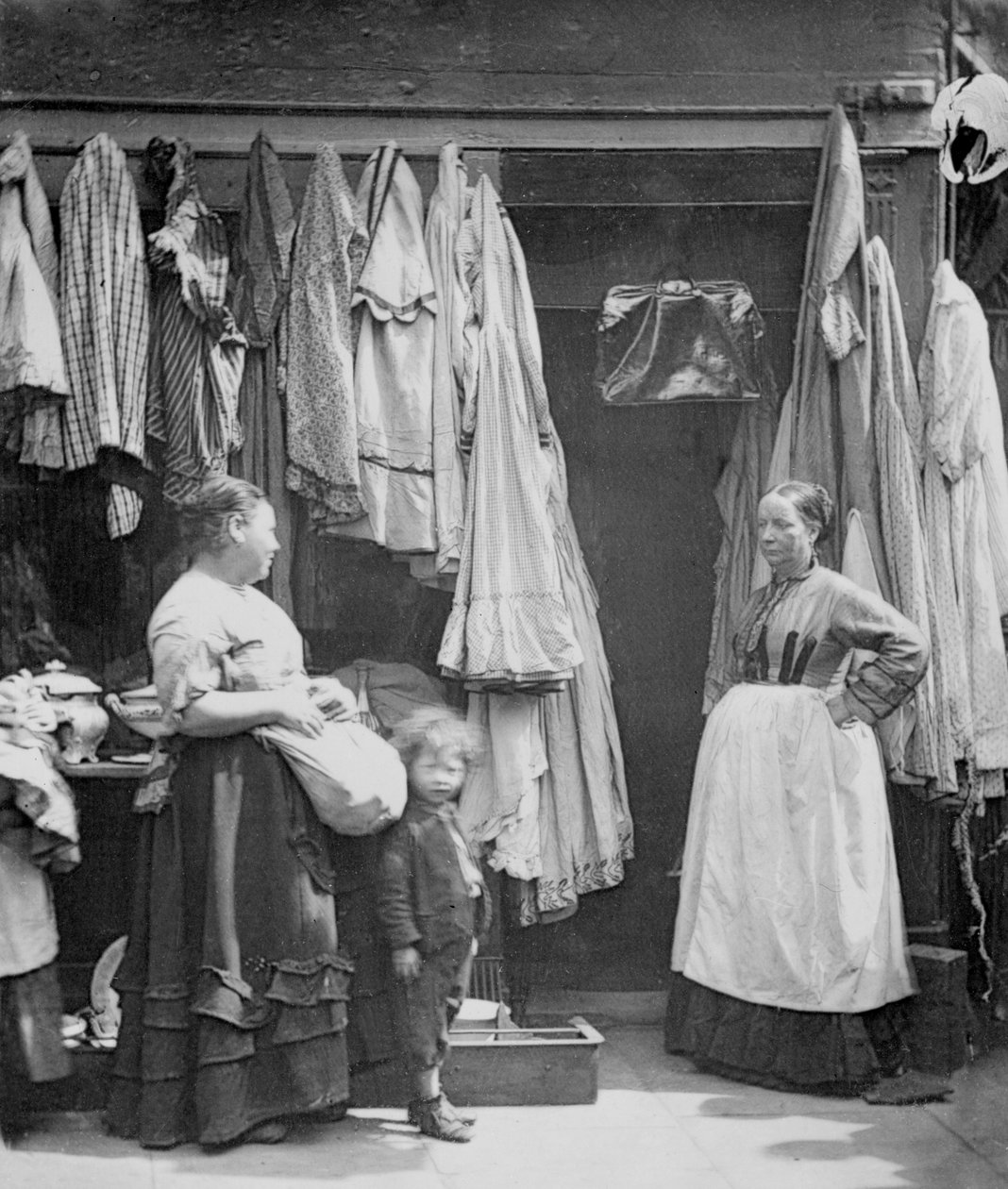 En gammal klädaffär, Seven Dials, från "Street Life in London", 1877 av John Thomson
