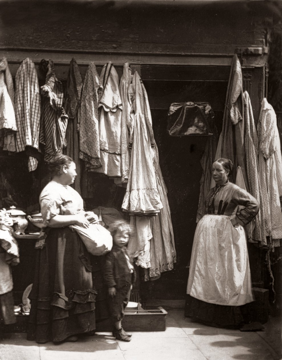 En gammal klädbutik i Seven Dials, från "Street Life in London", av J. Thomson och Adolphe Smith, 1877. av John Thomson
