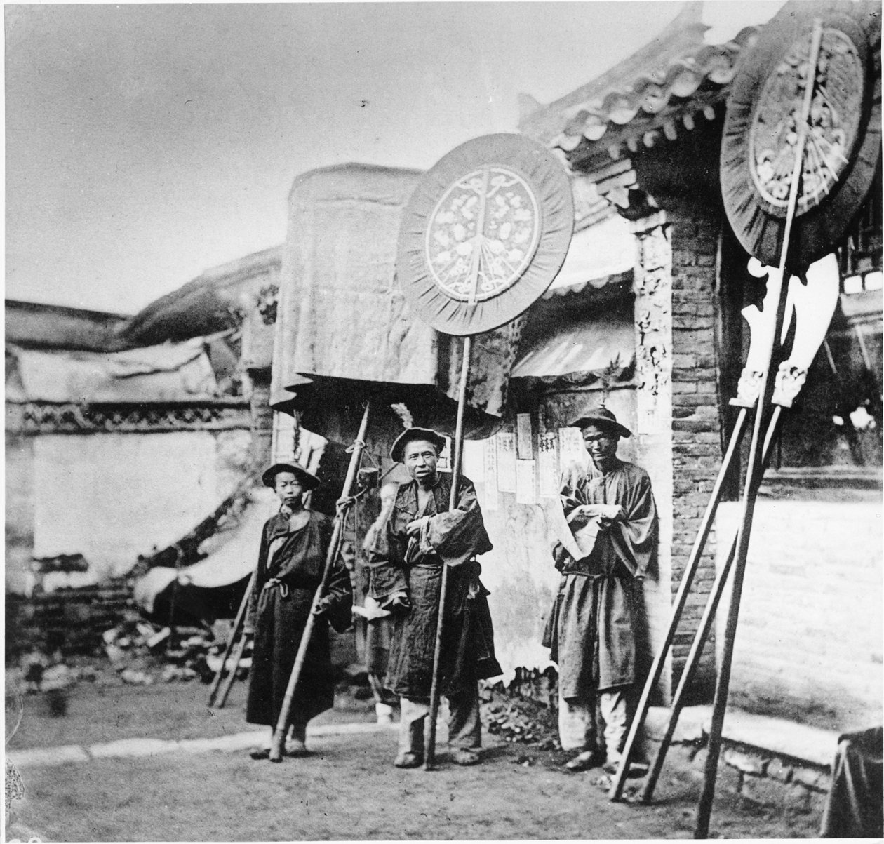 Bannermän vid en manchurisk begravning, Peking, ca 1872 av John Thomson
