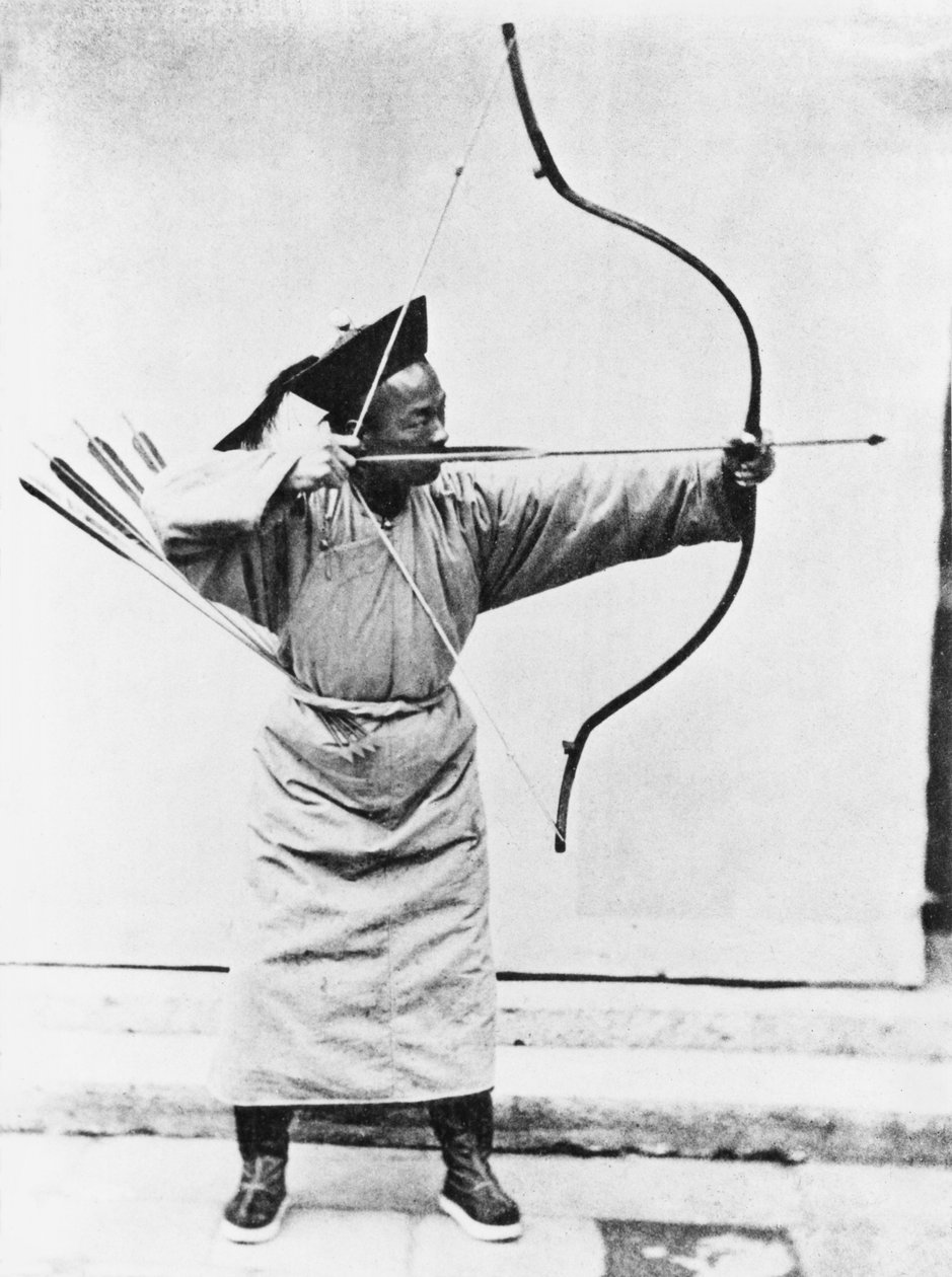 Kinesisk bågskytt, ca 1870 av John Thomson