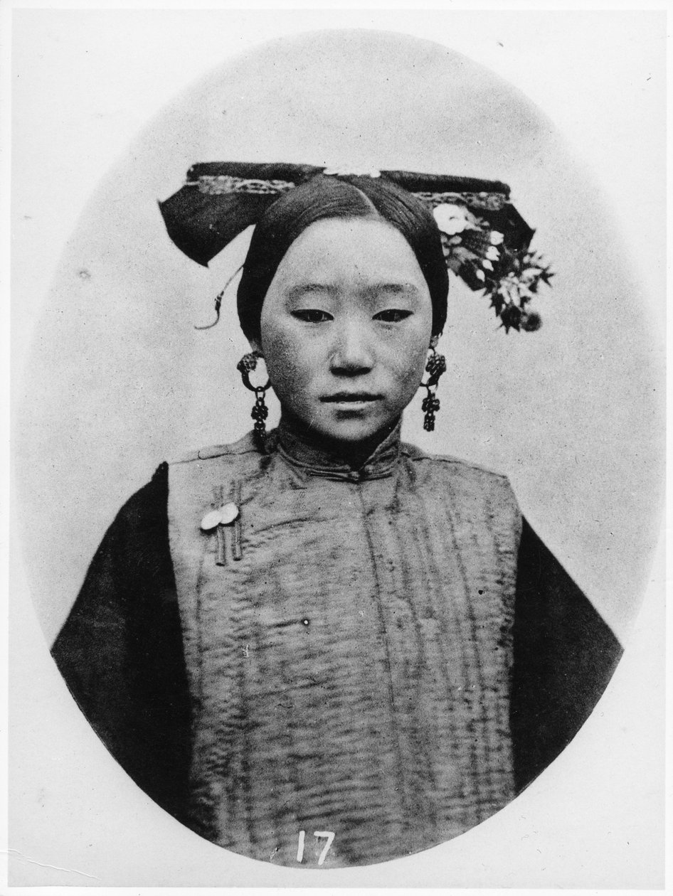 Framsida av frisyren på en gift manchurisk matrona, ca 1867-72 av John Thomson