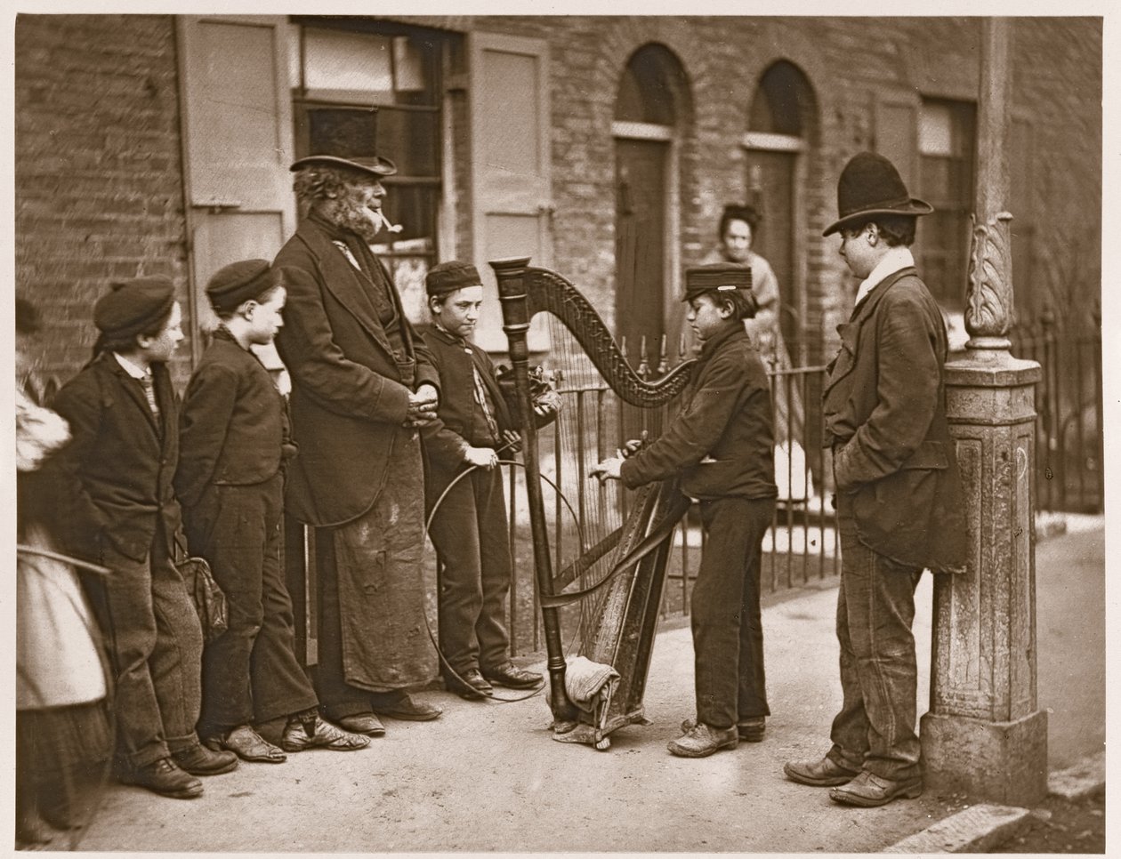 Italienska gatumusikanter, från "Street Life in London", 1877-78 (woodburytype) av John Thomson