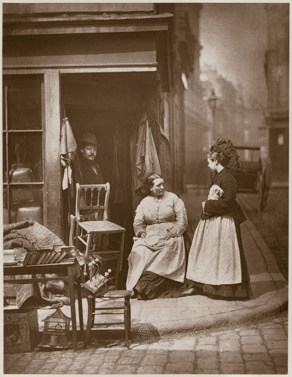 Gamla möbler, från "Street Life in London", 1877-78 (woodburytype) av John Thomson