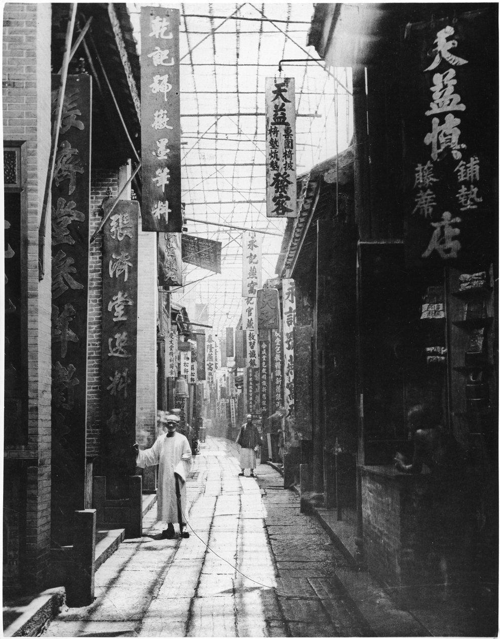 Physic Street, Canton, ca 1867-72 (svartvitt fotografi) av John Thomson