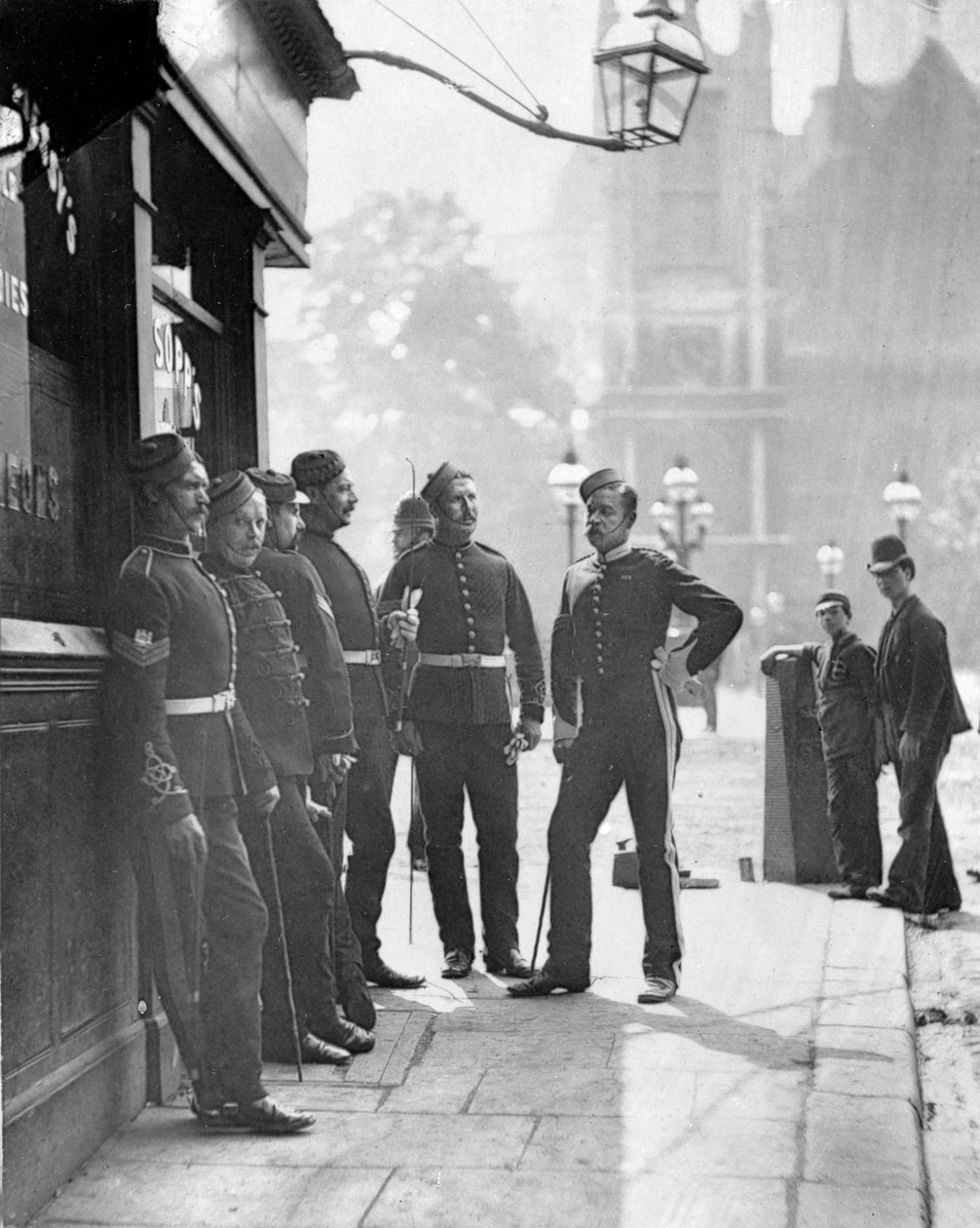 Rekryteringssergeanter, 1877 av John Thomson