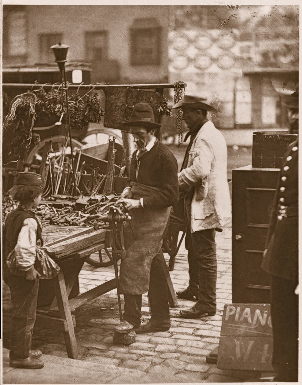 The Street Locksmith, från "Street Life in London", 1877-78 (woodburytype) av John Thomson