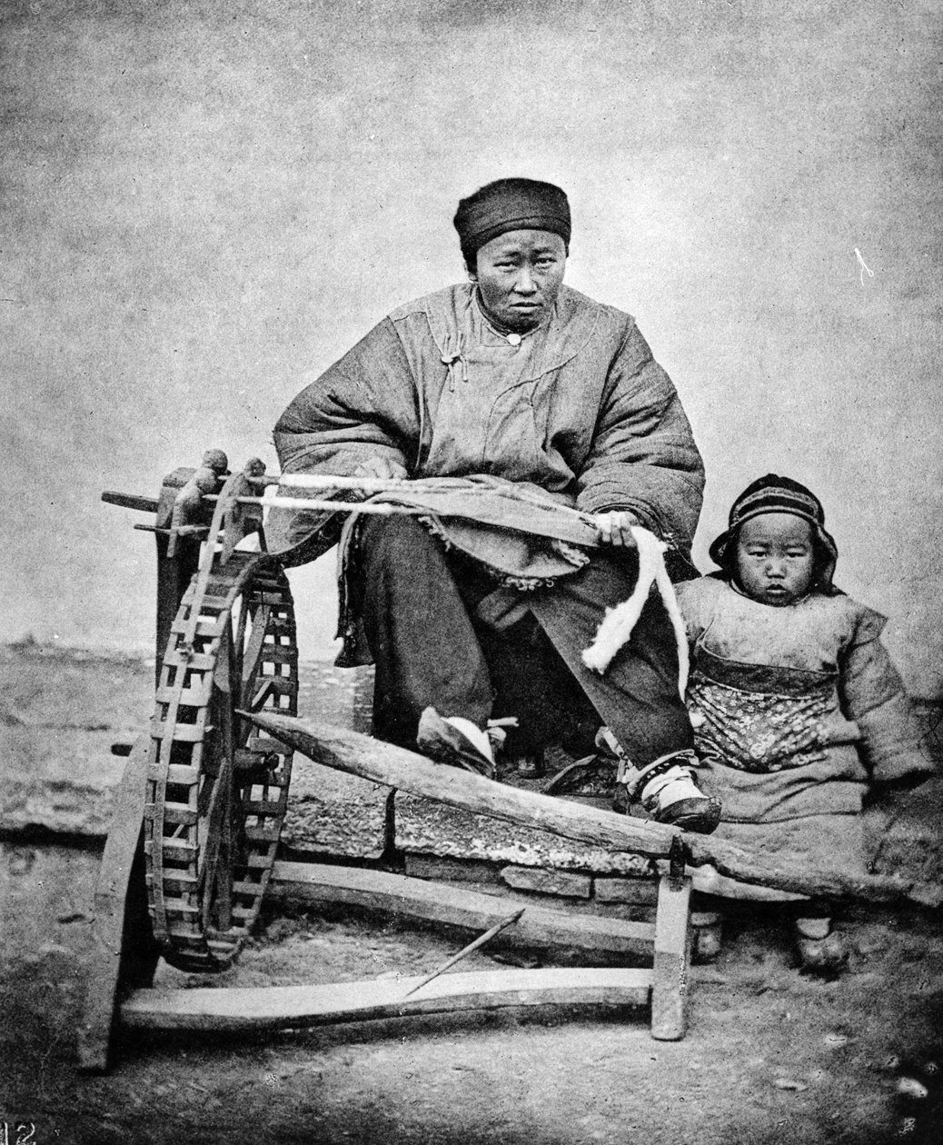 Kvinna och barn med snurrande hjul, ca 1870-talet av John Thomson