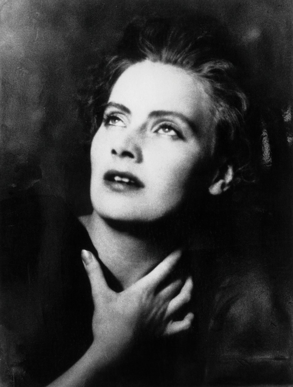 Porträtt av Greta Garbo, artistnamn på Greta Lovisa Gustafsson (1905-1990), svensk skådespelerska, fotografi av Arnold Genthe (1869-1942) från 1925, silversalttryck av Walter Charles Mills