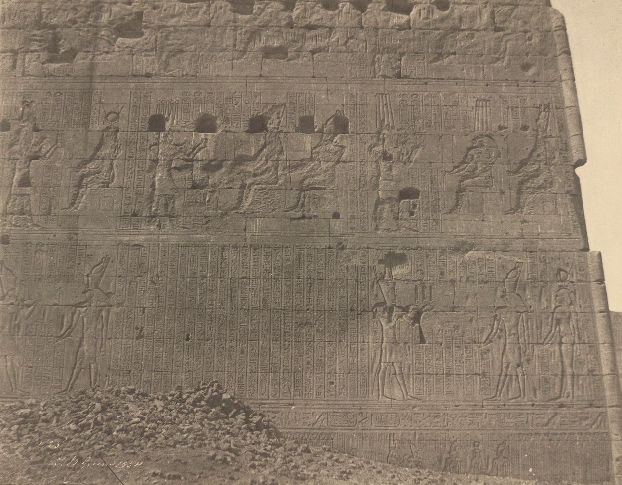 Edfu-Skulpturer och inskriptioner på orientaliskt ansikte,1854 (foto) av John Beasley Greene