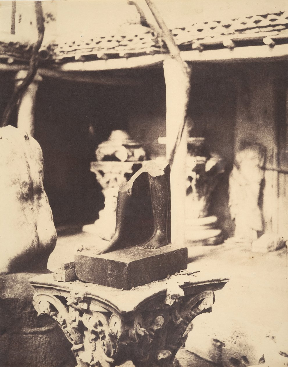 Fragment av en egyptisk staty i museet i Cherchell, Algeriet, 1856. av John Beasley Greene