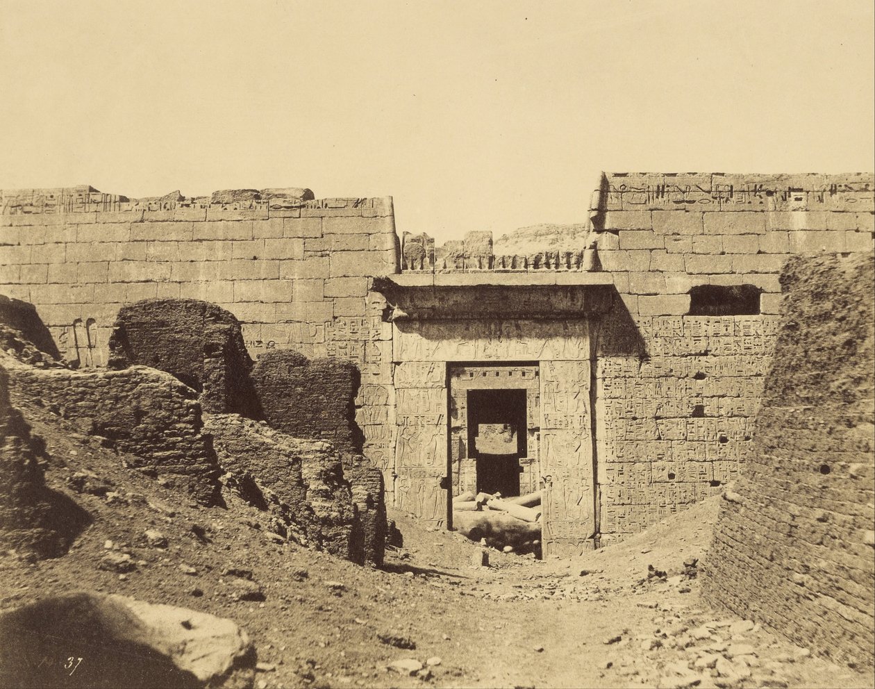 Medinet-Habu, Ramses Méïamouns palats, ingången till andra domstolen av John Beasly Greene