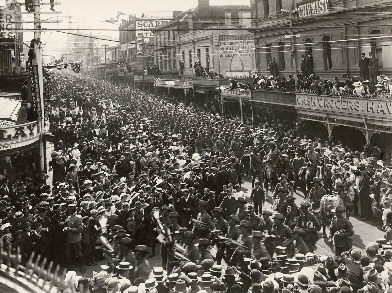 12:e bataljonen, AIF, marscherar genom staden innan de går ombord för tjänstgöring utomlands, Hobart, Tasmanien, 14 oktober 1914. av John Beattie