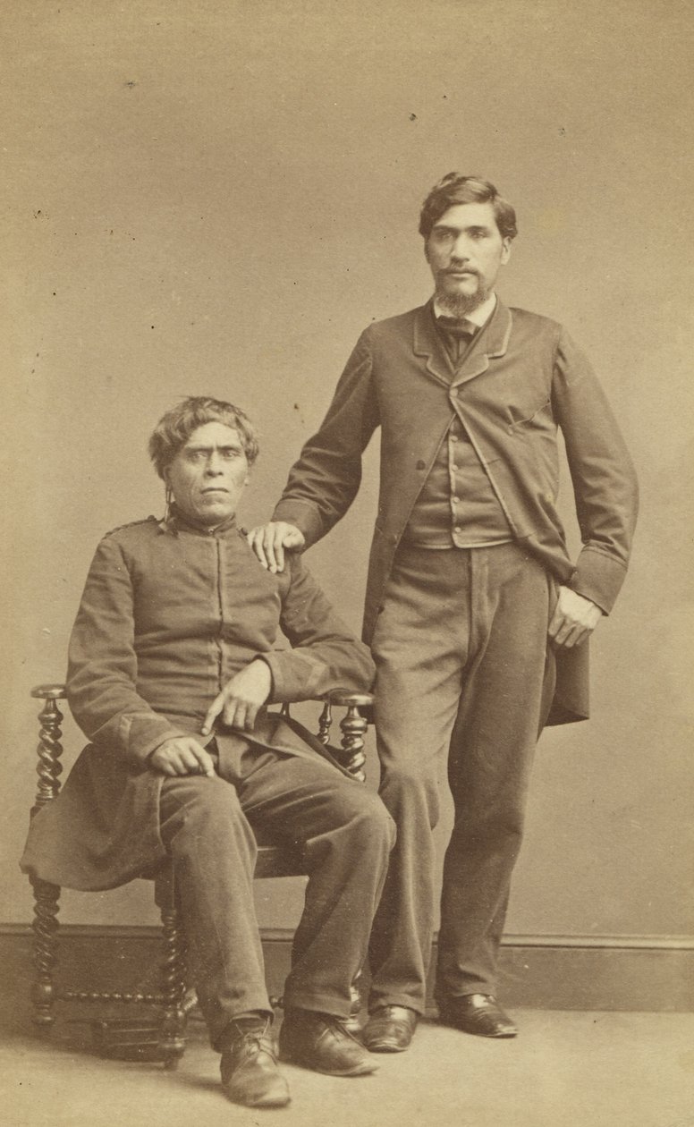 Wharepapa och Horomona Te Atua (Guden Salomon) c.1863 (albumintryck) av John Beattie