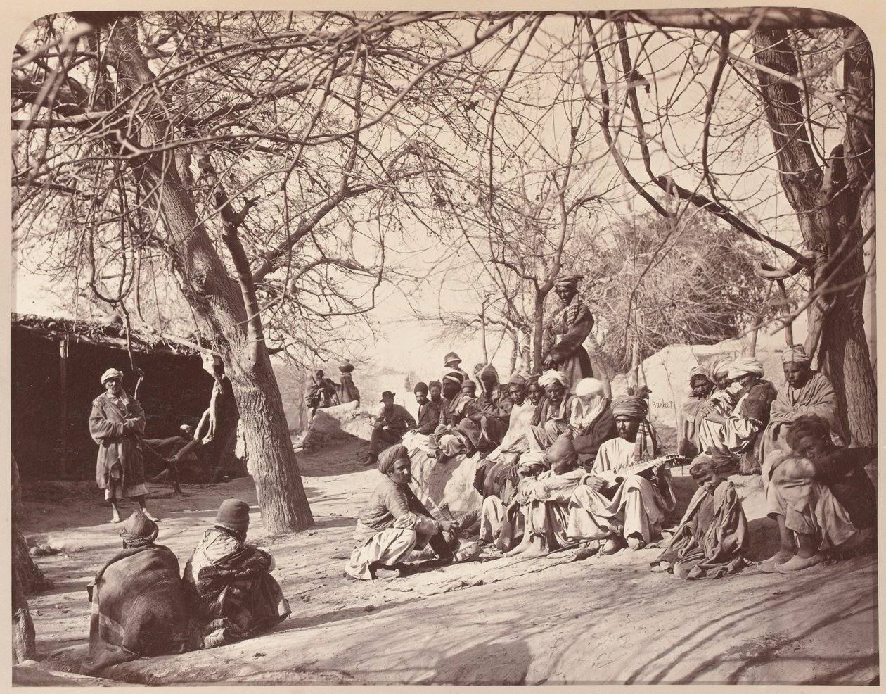 En gatubild i staden Jalalabad, 1878 av John Burke