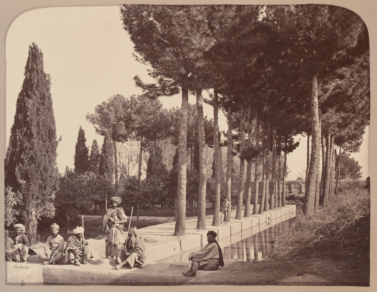Afghanska stammän vilar i Baburs trädgårdar, Jalalabad, 1878 av John Burke