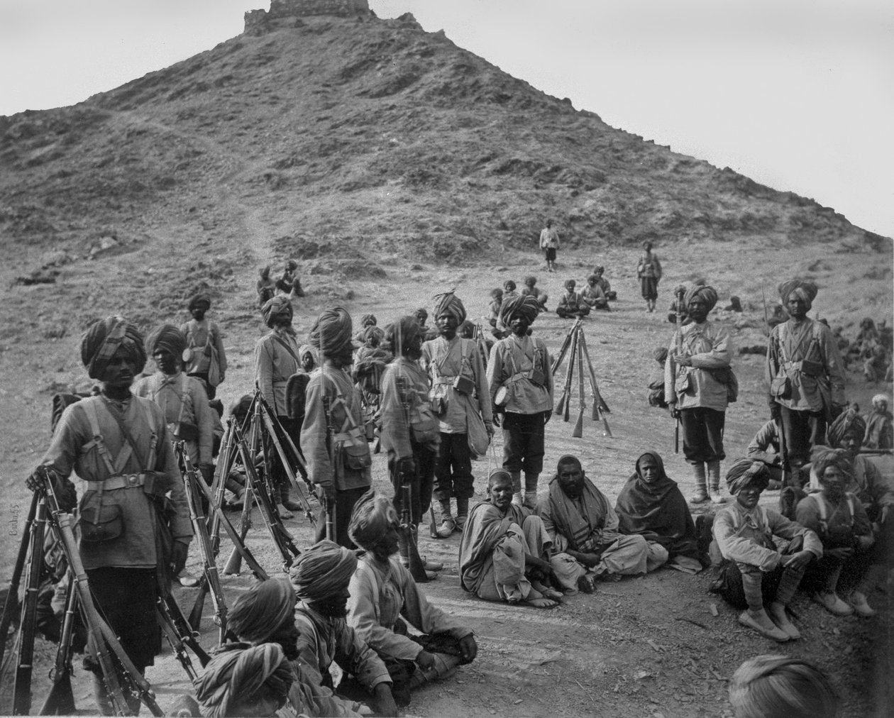 Stopp av fångar från Bassaule med en eskort av 45:e infödda infanteriet på Khurd Khyber, 1878-79 av John Burke