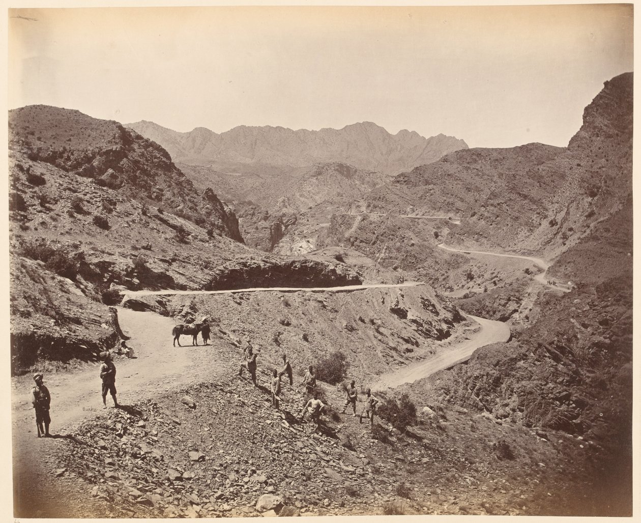 Landi Kotal Pass som visar väg gjord av drottningens egna Madras Sappers and Miners, 1878 ca. av John Burke