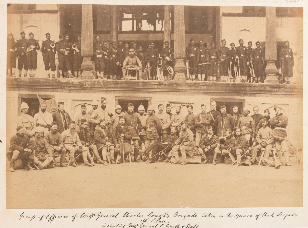 Officerare och män från brigadgeneral Goughs brigad togs på torget i Shah Shujahs palats, 1880 av John Burke