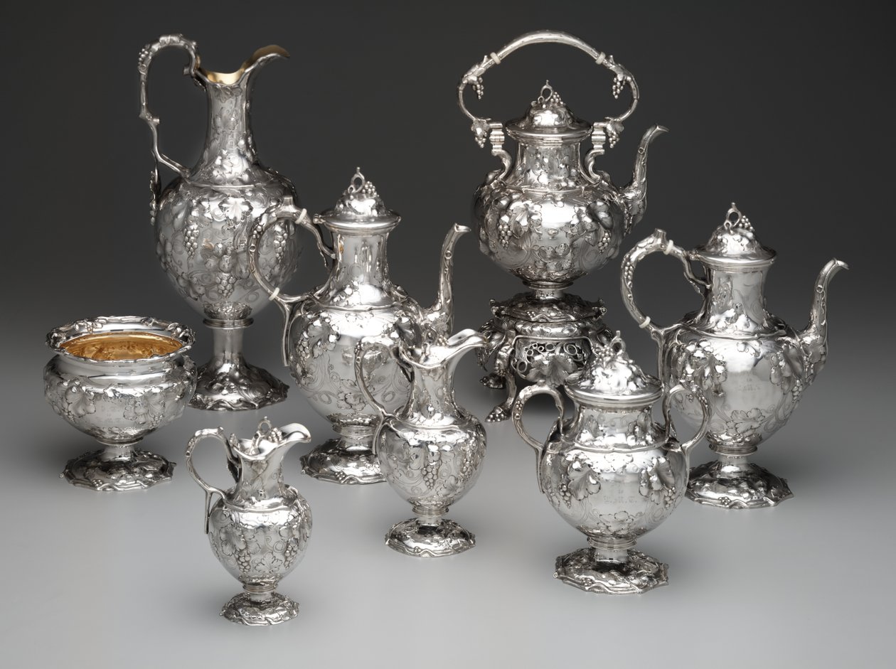 Vattenkokare på stativ, kaffekanna, chokladkanna, slopskål, sockerskål, mjölkkanna, gräddkanna och äpplen, ca 1851 (silver och elfenben) av John Chandler Moore
