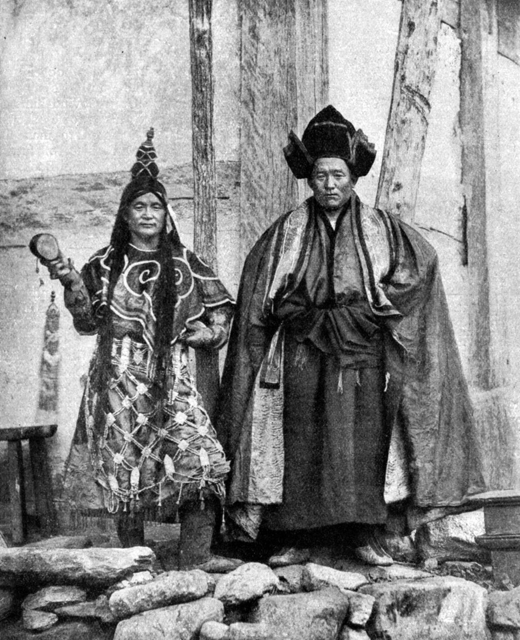 Lamistiska präster i Sikkim i klädsel, Talung-klostret, Indien, 1922. av John Claude White