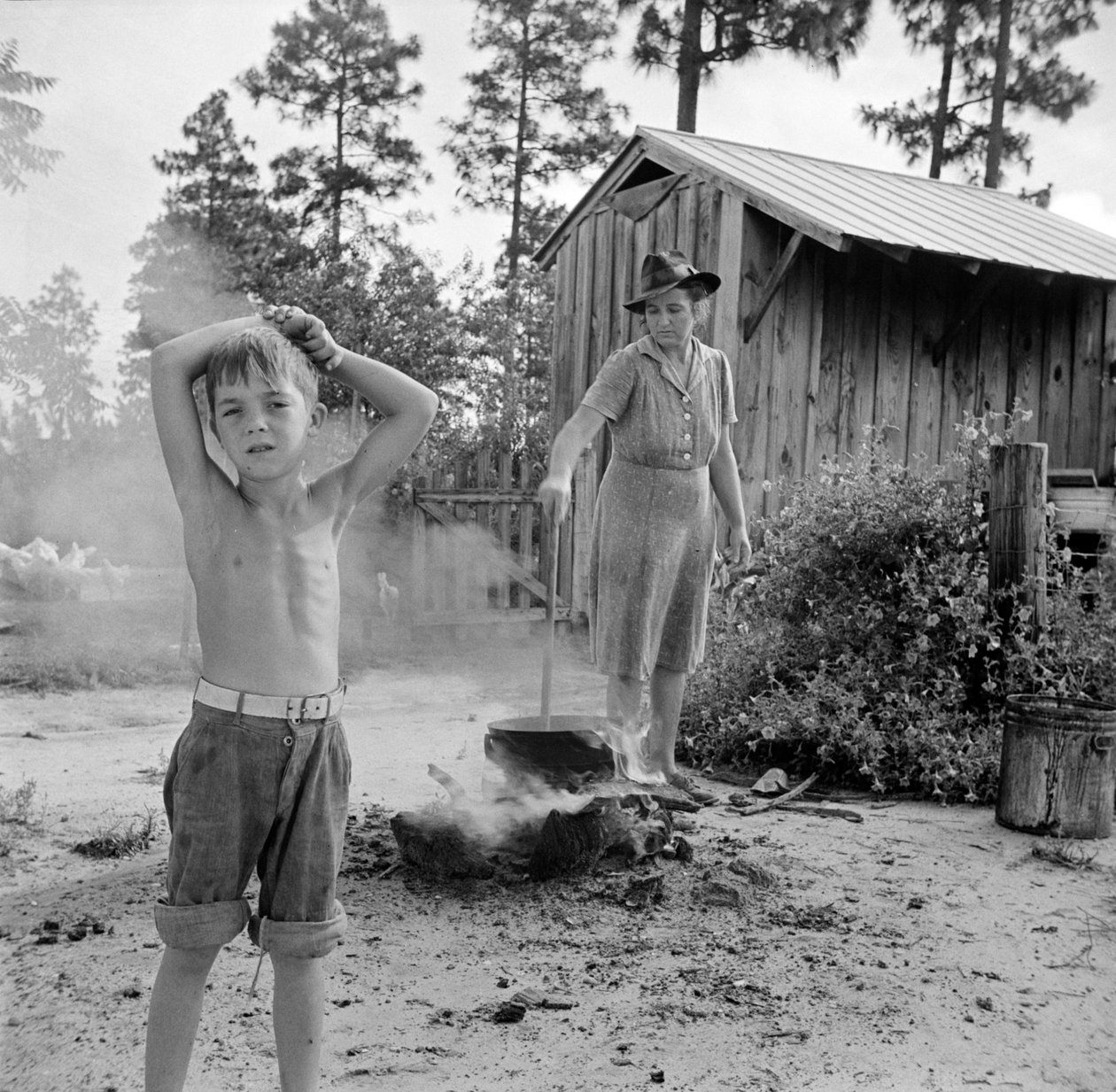 Escambia Farms, Florida. Kokande tvättvatten på McLelland-gården av John Collier