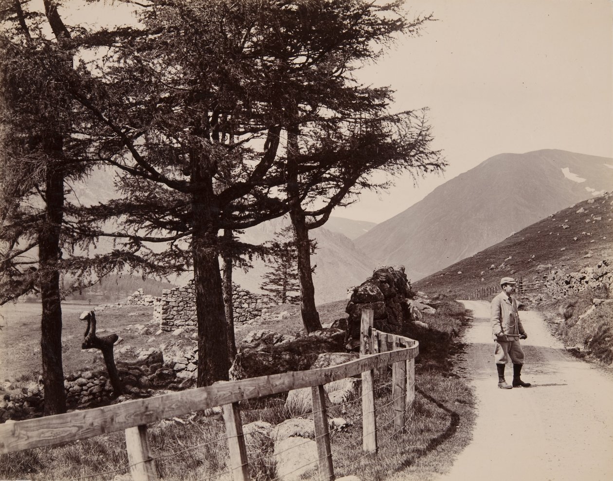 Clova - ruinhus, 1895 av John Edward Alyosius Steggall