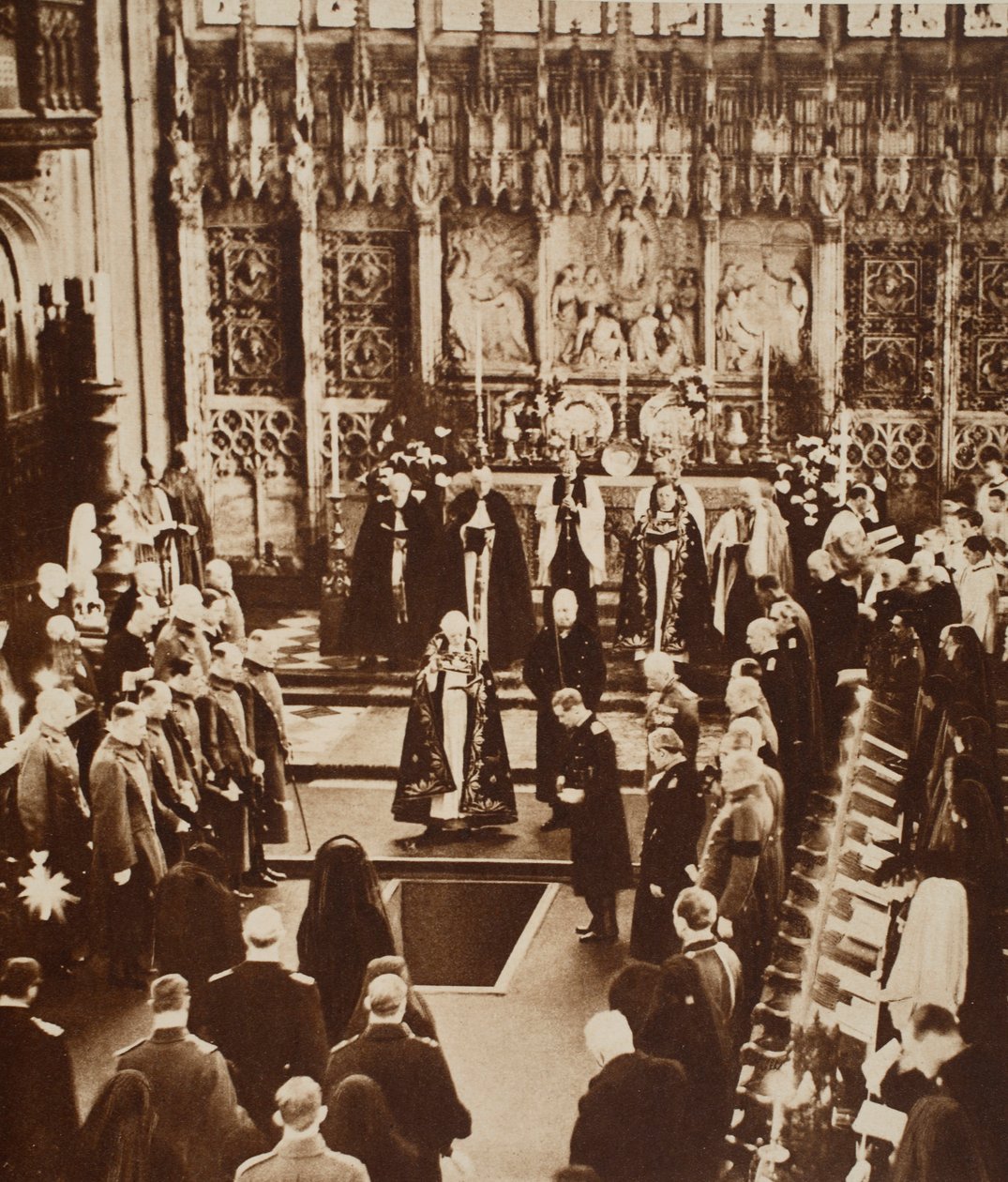 Kung Edward VIII stänker jorden på sin fars kista, 1936 av John Hill