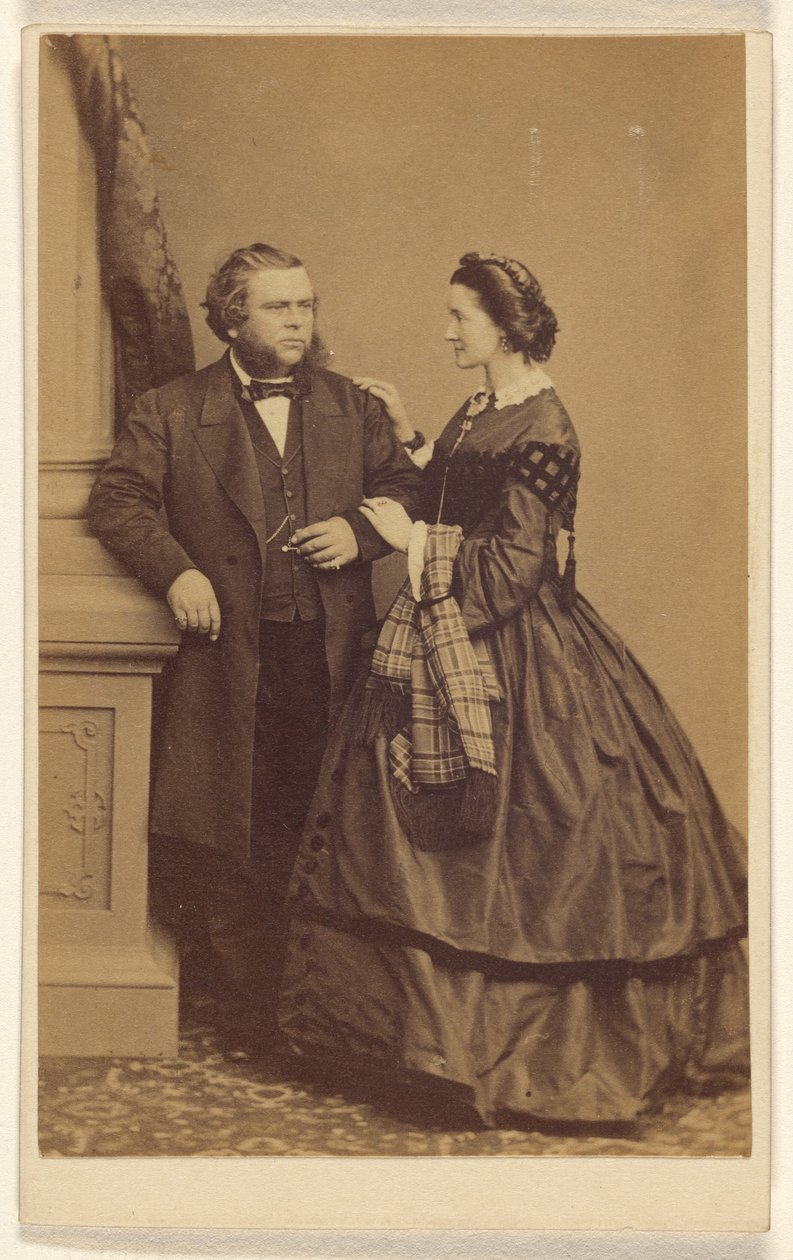 [Oidentifierat par, stående] av John Jabez Edwin Mayall
