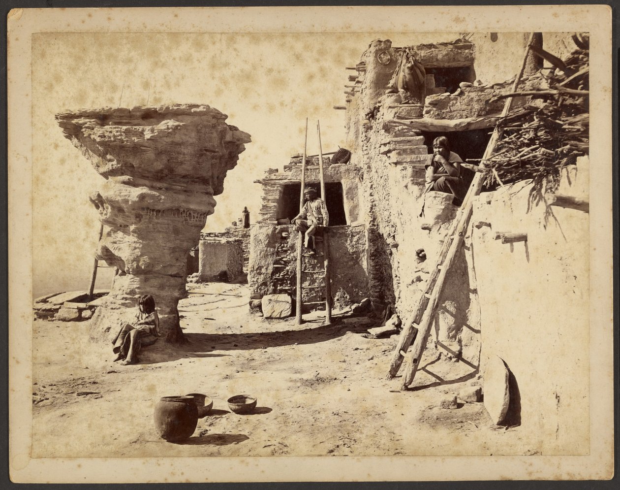 Dansklippan vid Walpi Pueblo, Arizona av John K. Hillers