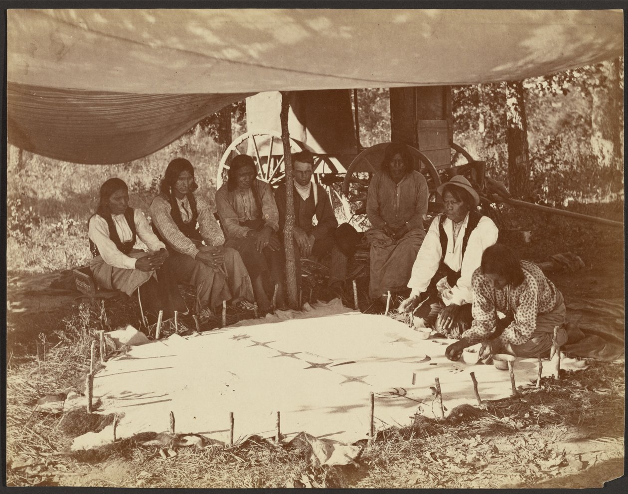Kiowaer som målar en dräkt, Fort Sill, Indian Territory av John K. Hillers