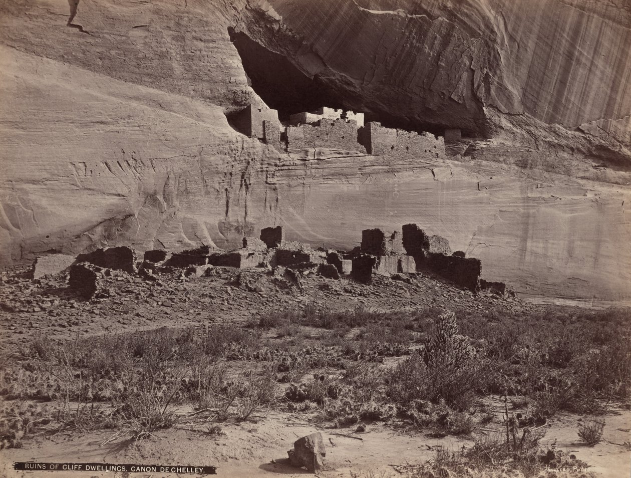 Ruiner av klippbostäder, Canyon de Chelly,1879-1881 (foto) av John K. Hillers