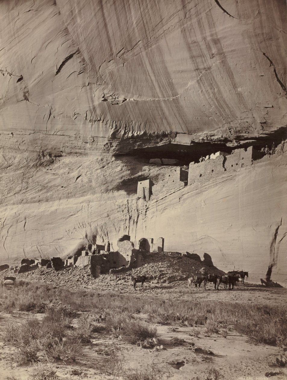 Ruinerna av Cliff Dwellings, Cañon de Chelly, Arizona, ca. 1879-1881. av John K. Hillers
