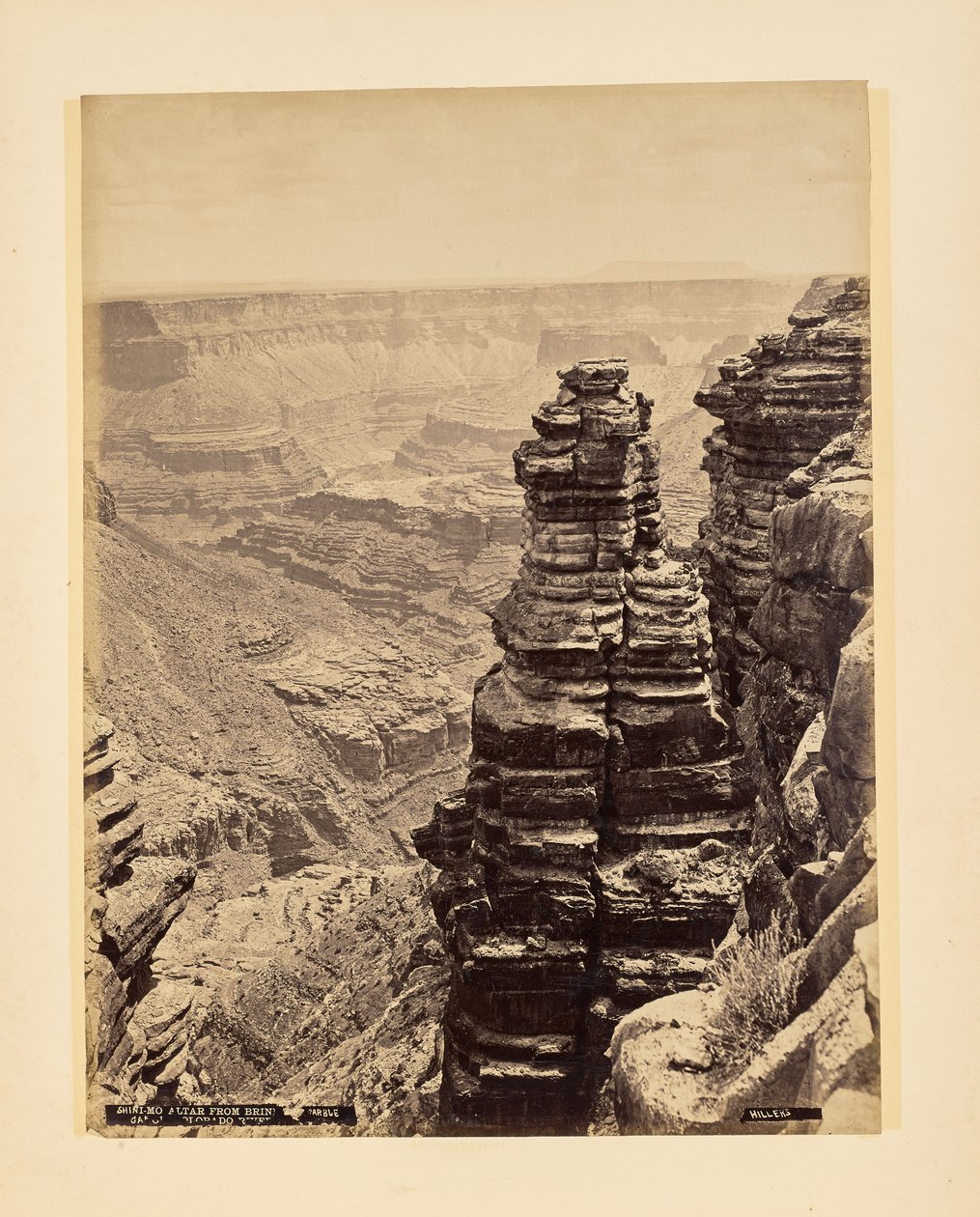 Shini-Mo-altaret vid Brink of Marble Canyon, Colorado River av John K. Hillers