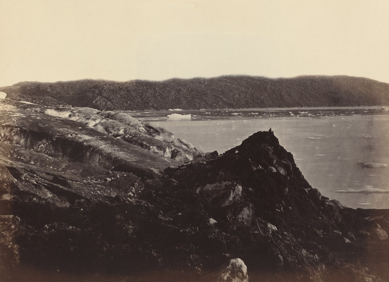 De arktiska regionerna: Nr 36. Glaciären som ses flyter eller tvingas ner mellan kullarna, plöjer upp en morän av jord och stenar, tjugo till trettio fot hög av John L. Dunmore, and George P. Critcherson