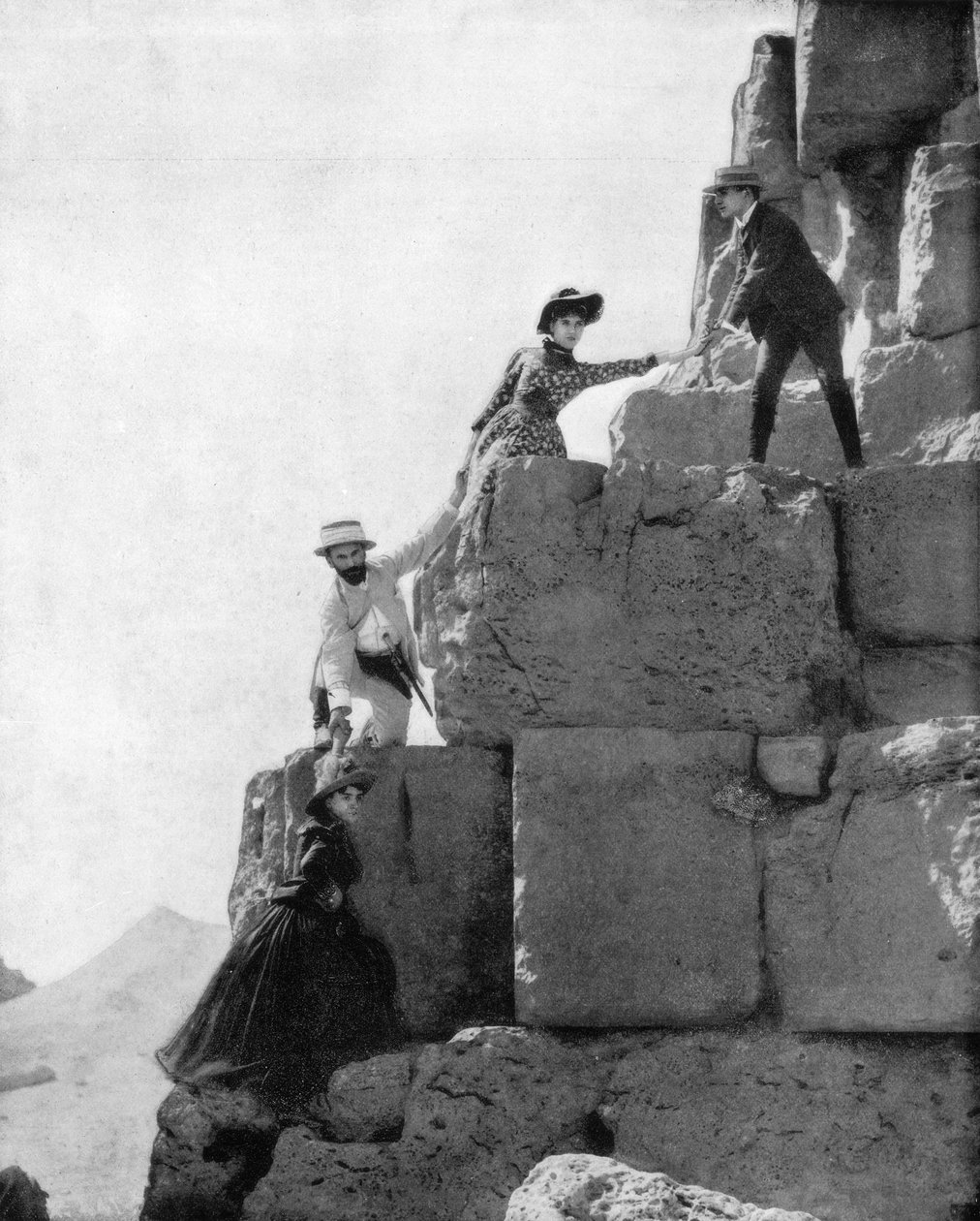 Klättring i den stora pyramiden, Egypten, sent 1800-tal av John L. Stoddard