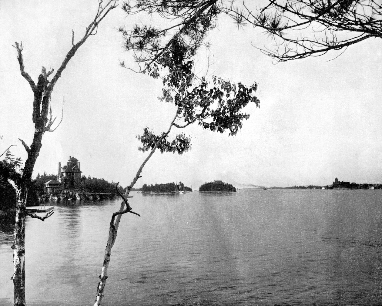 The Thousand Islands, St Lawrence River, Kanada, 1893. av John L. Stoddard